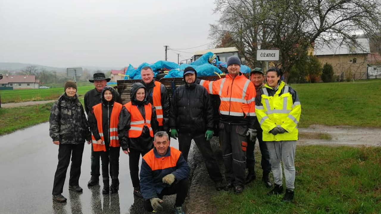 Fotografia fotogalérie Dobrovoľná brigáda - čistenie lesa